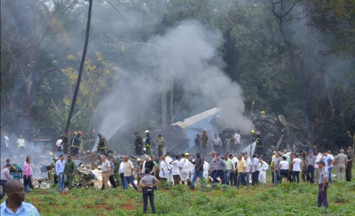 Picture taken at the scene of the accident after a Cubana de Aviacion aircraft crashed after taking off from Havana's Jose Marti airport on May 18, 2018. A Cuban state airways passenger plane with 104 passengers on board crashed on shortly after taking off from Havana's airport, state media reported. The Boeing 737 operated by Cubana de Aviacion crashed "near the international airport," state agency Prensa Latina reported. Airport sources said the jetliner was heading from the capital to the eastern city of Holguin. / AFP PHOTO / Adalberto ROQUE